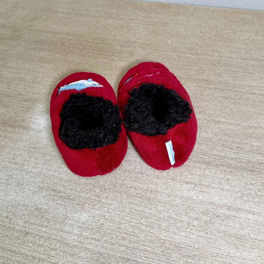 Snoozies Slippers Red Maroon Black Baby Booties Shark Fish Fleece Baby 3-6 Month